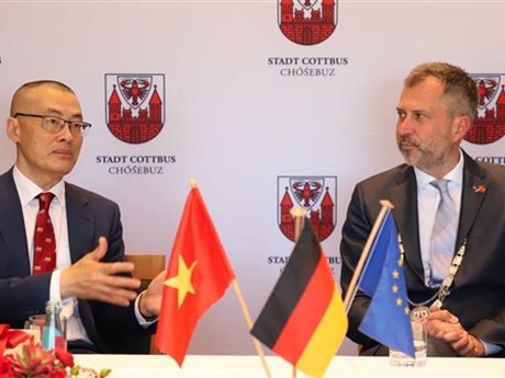 越南驻德国大使武光明一行与德国勃兰登堡州科特布斯市市长托拜厄斯·希克。