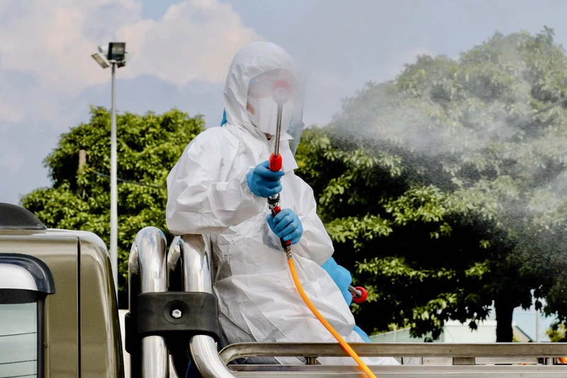 附图：越南人民军化学兵种战士喷消毒液。（图片来源：nld.com.vn）