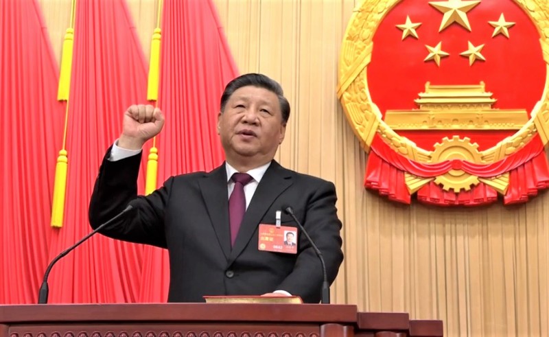 中国国家主席习近平进行宪法宣誓。（央视视频截图）
