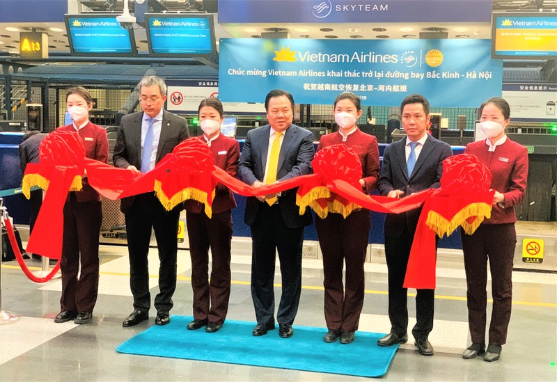 各位代表参加剪彩仪式，庆祝河内-北京航线成功复航。（太平 摄）