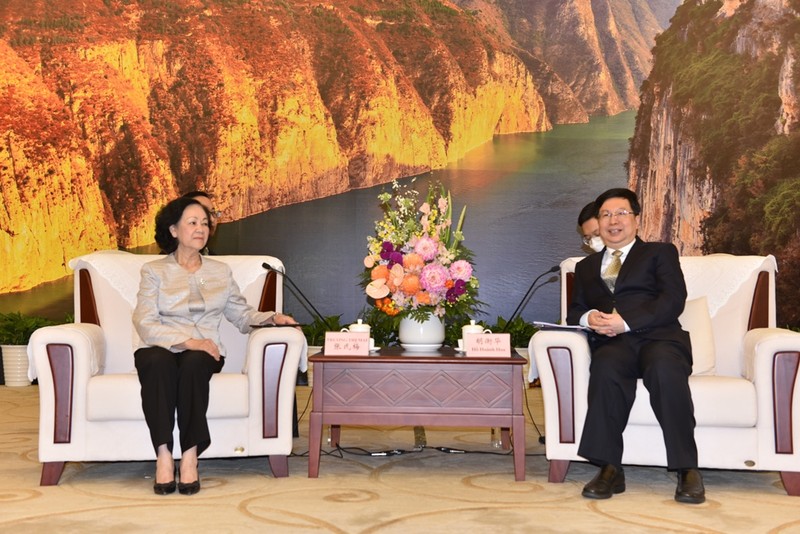 4月27日下午，张氏梅同志会见了中共中央委员、重庆市委副书记，市政府市长胡衡华。
