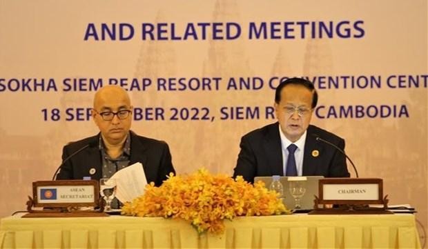 柬埔寨商务部长、 AEM-54 主席潘索拉萨克(Pan Sorasak)在新闻发布会。图片来源: 越通社