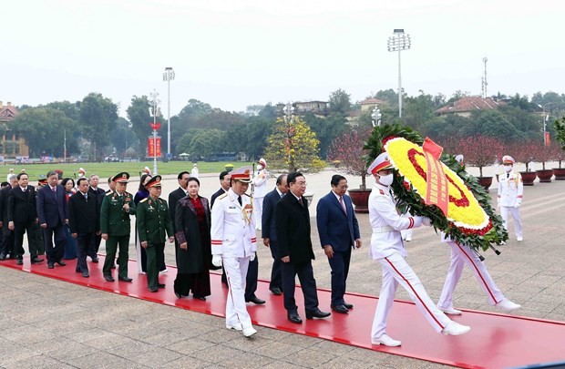 越南党和国家领导入陵瞻仰胡志明主席遗容。（图片来源：越通社）