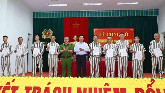 越南政府常务副总理范平明出席国家主席特赦令公布仪式。
