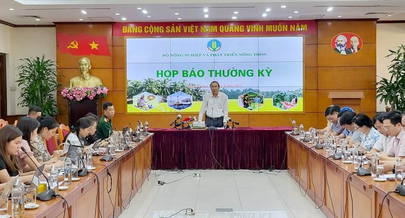 越南农业与农村发展部副部长冯德进在例行记者会上发言。（图片来源：人民代表报）