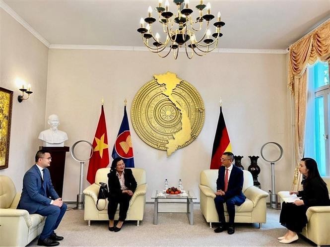 越南驻德国大使武光明会见柬埔寨驻德国大使Savny Phen。（图片来源：越通社）