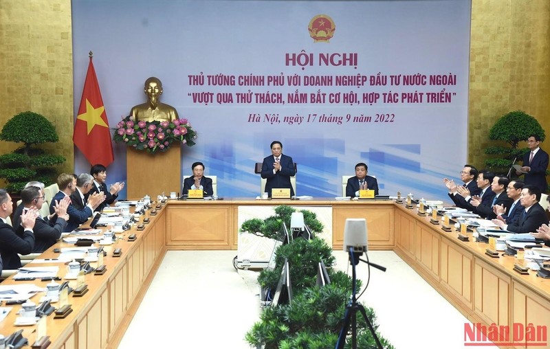 越南政府总理范明正于9月17日上午主持召开主题为“战胜挑战、抓住机遇、合作发展”的政府总理与外资企业和企业协会的会议。（图片来源：陈海 摄）