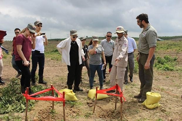 国际组织和国外非政府组织资助协助广治省清除战后遗留炸弹污染土地。