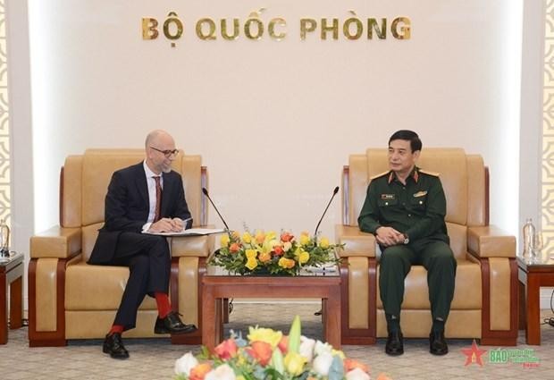 越共中央政治局委员、中央军委副书记、国防部长潘文江大将会见加拿大驻越南大使肖恩·施泰。