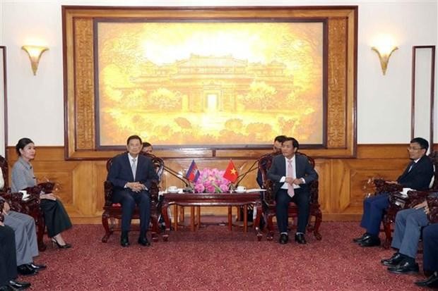 承天顺化省人民委员会主席阮文方会见两国参会代表。