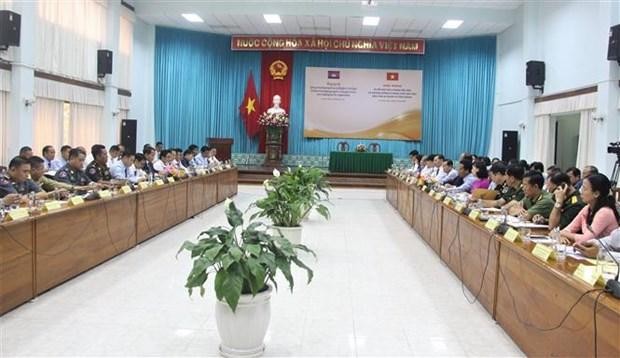 安江省人民委员会主席阮青平和干丹省省长孔速潘共同主持会议。