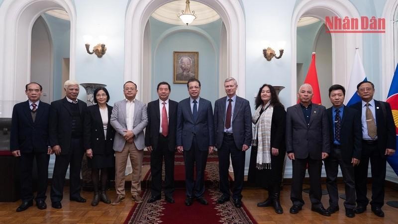 越南驻俄罗斯大使邓明魁同各位代表合影留念。