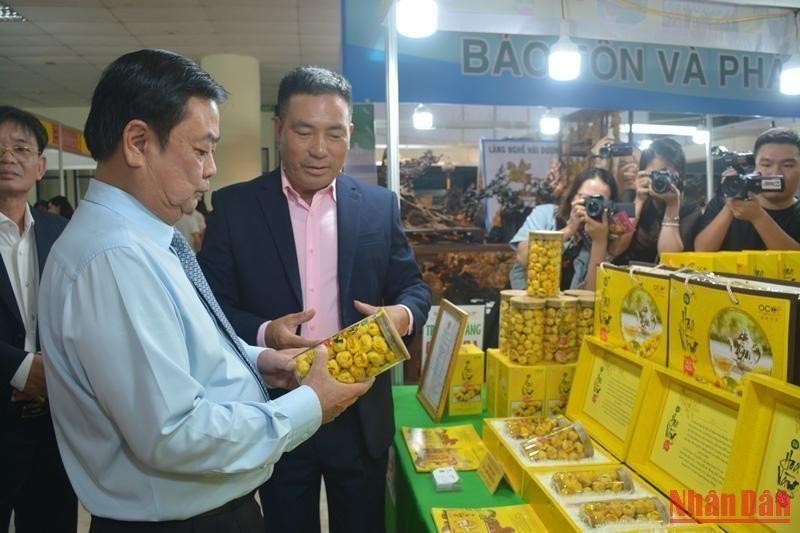 越南农业农村发展部部长参观“一乡一品”展览会。