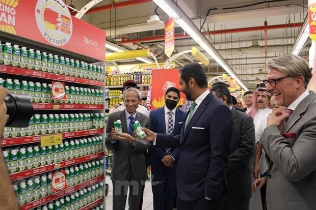 越南驻沙特阿拉伯大使邓春勇在沙特阿拉伯的 一家市介绍越南产品。