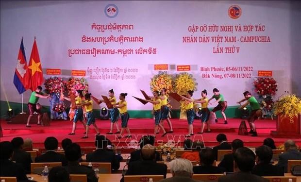 第五届越南 – 柬埔寨人民友好合作见面会上的文艺表演节目。（图片来源：越通社）