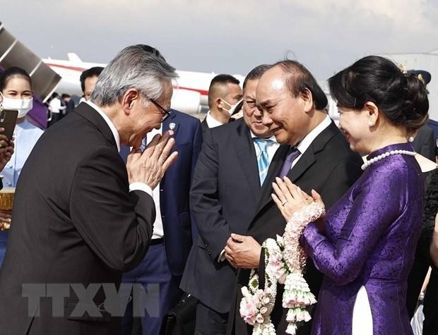 在泰国皇家空军机场举行的越南国家主席阮春福和夫人欢送仪式。（图片来源：越通社）