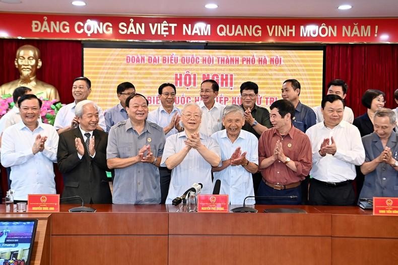越共中央总书记阮富仲与河内市各位代表。（图片来源：登科 摄）