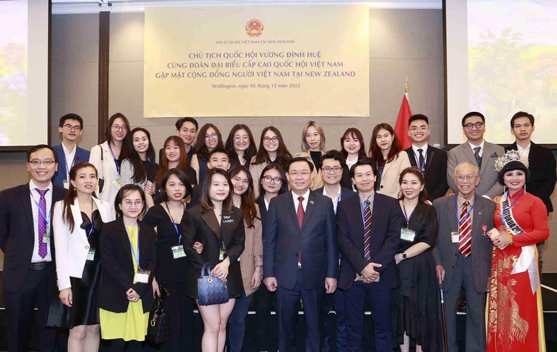 越南国会主席王廷惠与旅居新西兰越南人代表。（图片来源：越通社）