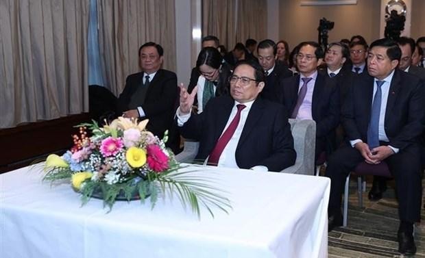 越南政府总理范明正了解荷兰鹿特丹港发展管理模式。（图片来源：越通社）