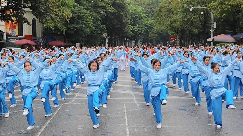 2000多名河内市老年人参加养生操活动。
