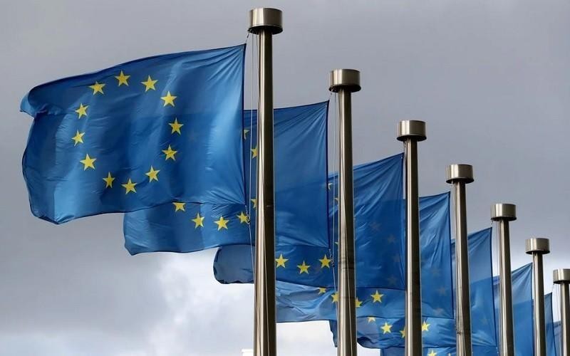 欧盟旗帜在比利时布鲁塞尔的欧盟委员会总部前飘扬。 （照片来源：路透社）