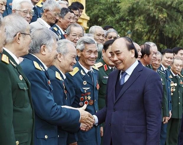 越南国家主席阮春福会见防空导弹部队和361师老战士联络委员会代表团。