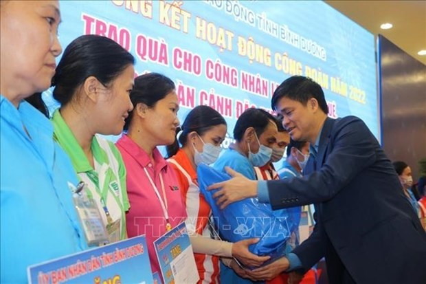 平阳省劳动联合会领导向贫困工人赠送慰问品。（图片来源：越通社）
