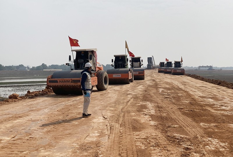 越南南北高速公路第二阶段的十二个项目于2023年1月1日同时开工。（图片来源：新河内报）