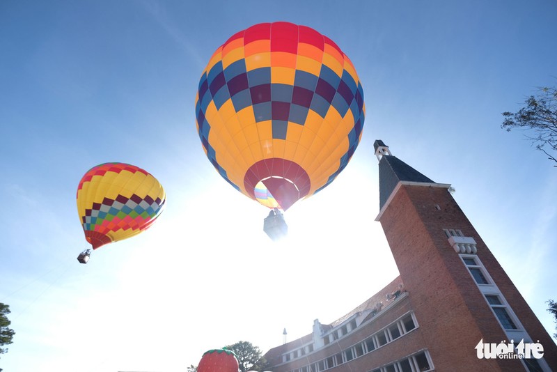 在大叻师范高等专科学校校园中的系留气球。（图片来源：年轻人报）