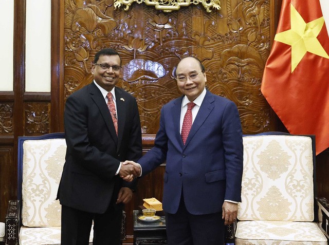 越南国家主席阮春福会见斯里兰卡驻越南大使普拉萨纳·加马吉。