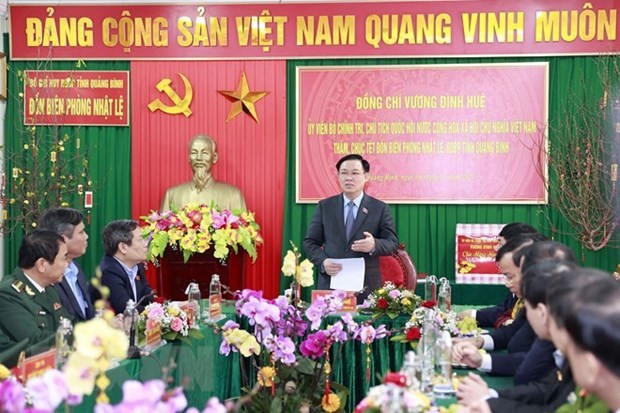  越南国会主席王廷惠向广平省日丽边防单位拜年。（图片来源：越通社）
