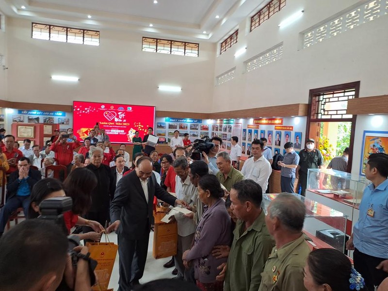 越南国家主席阮春福春节前走访慰问坚江省优抚家庭和贫困家庭。