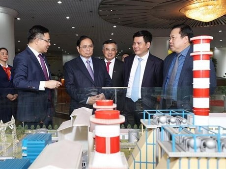 越南政府总理范明正听取越南国家油气集团有关油气开采活动的介绍。