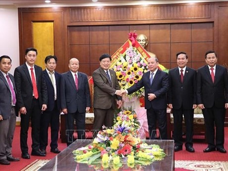 老挝华潘省代表团向越南和平省党政领导和人民拜年。
