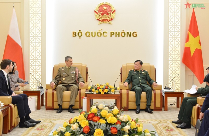 越南国防部副部长黄春战会见波兰驻越南武官雅罗斯瓦夫邦达尔斯基。