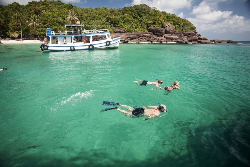 游客在富国岛潜水。