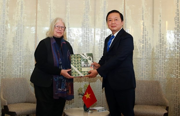 越南政府副总理陈红河会见了瑞士-越南友好协会主席安居斯卡·韦尔。（图片来源：VGP）