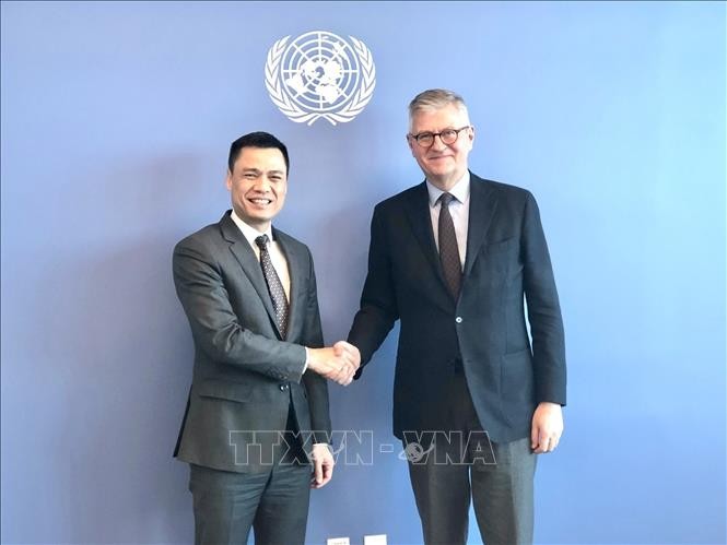 越南常驻联合国代表团团长邓黄江大使会见联合国副秘书长让-皮埃尔·拉克鲁瓦。