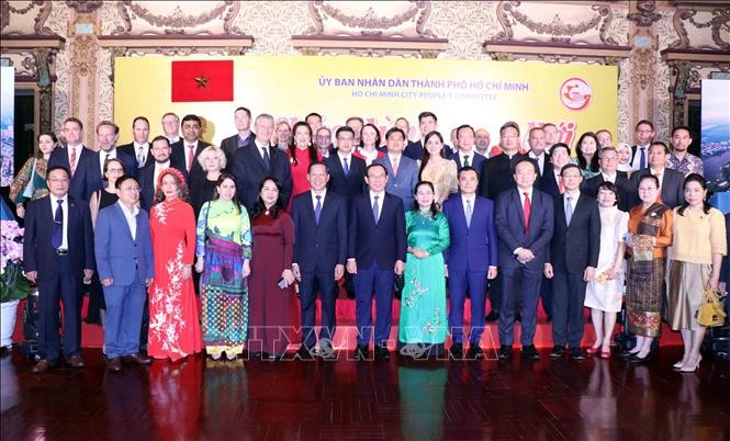 胡志明市领导会见外国驻该市总领事和国际组织代表。（图片来源：越通社）
