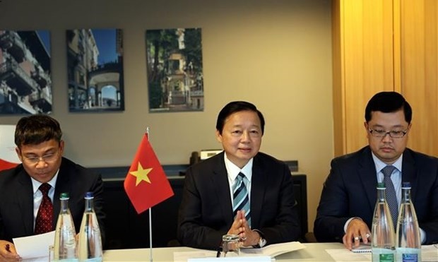 越南政府副总理陈红河（中）与瑞士联邦经济事务、教育和研究部部长举行会谈。（图片来源：越通社）