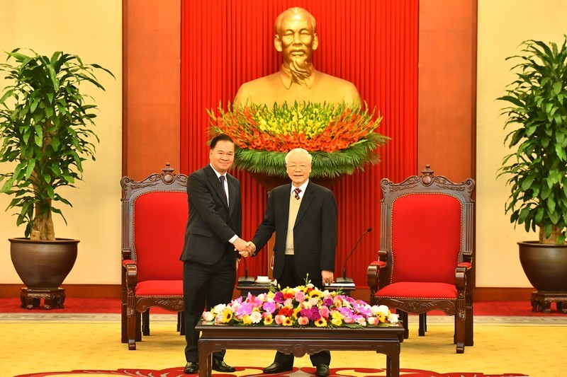 越共中央总书记阮富仲会见老挝人民革命党中央书记处书记、中央办公厅主任通沙立·蒙诺梅。