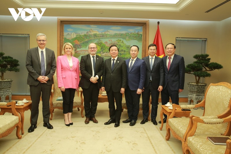 越南政府副总理陈红河会见法国开发署署长何睿欧。（图片来源：越南之声）