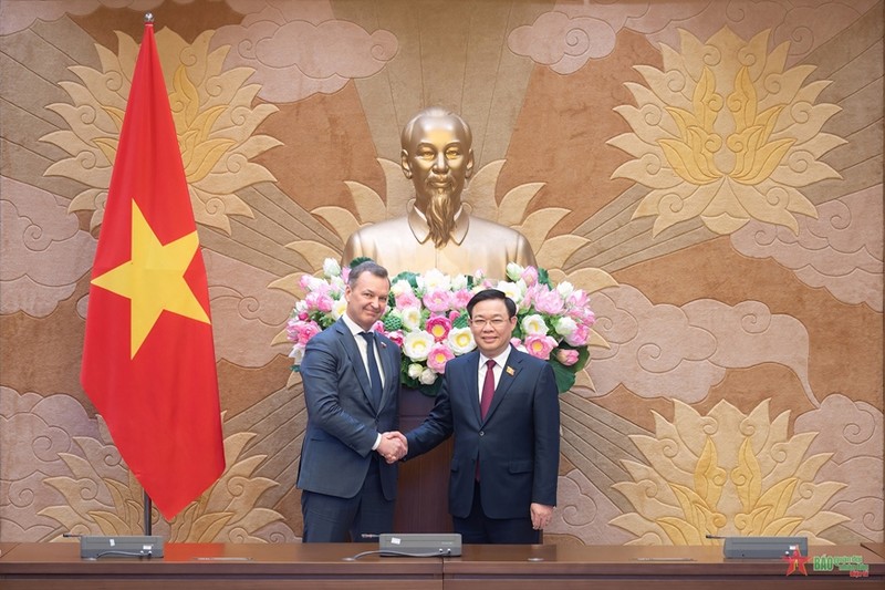 越南国会主席王廷惠会见俄罗斯联邦委员会第一副主席安德烈·亚茨金。