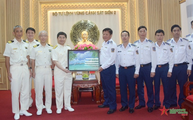 广南省的海警第二区司令部领导向日本海上保安厅代表团赠送纪念品。（图片来源：人民军队报）