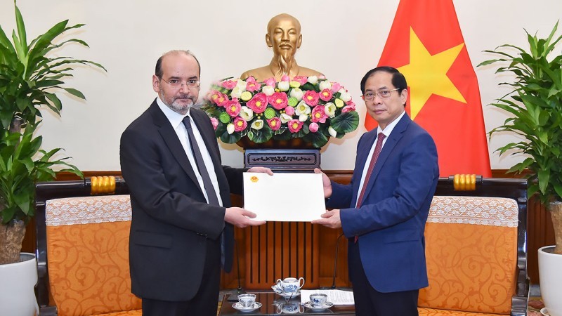 越南外交部长裴青山会见土耳其驻越大使哈尔登·特克内奇。
