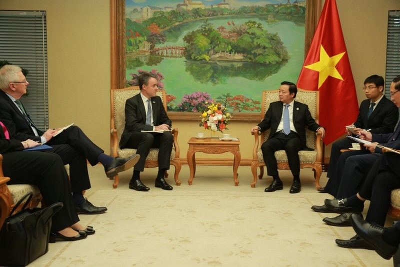 越南政府副总理陈红河会见全球人类与地球能源联盟基金总裁西蒙·哈福德。（图片来源：越南之声）
