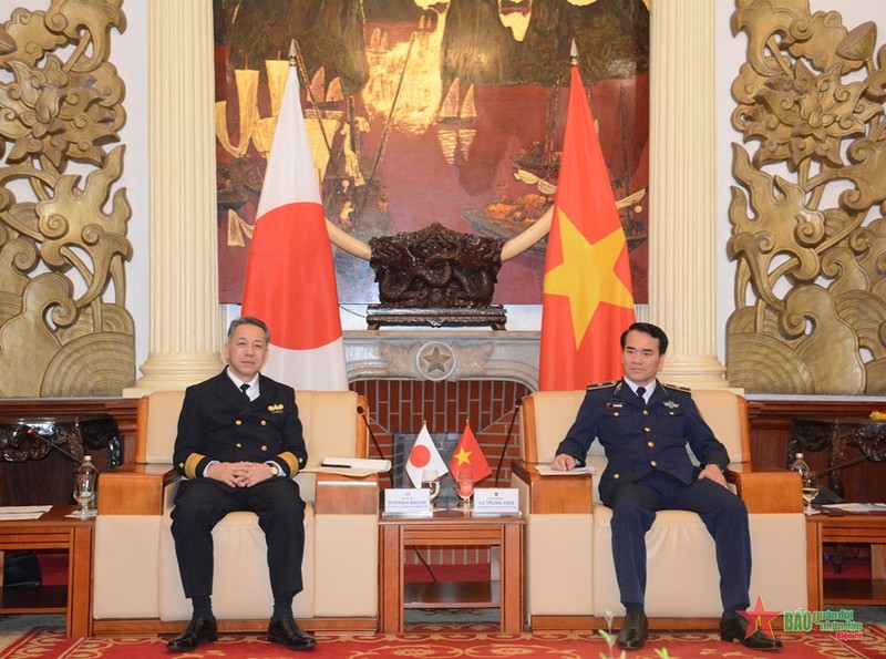 越南海警副司令武忠坚少将在河内与日本海上保安厅副司令官白石正美中将举行会谈。（图片来源：人民军队报）