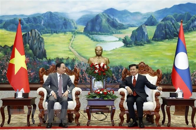 老挝人民革命党中央委员会总书记、国家主席通伦·西苏里会见越共中央委员、中央对外部部长黎怀忠。