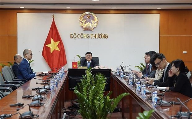 越南工贸部部长阮鸿延出席会议。