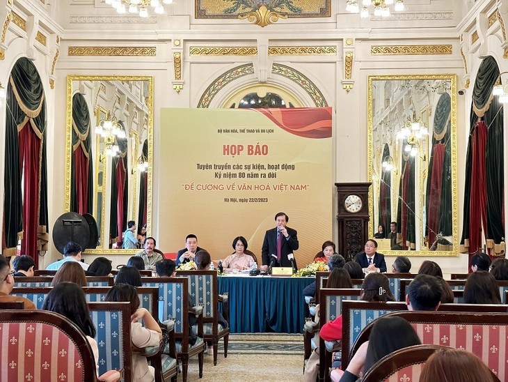 越南文化体育旅游部副部长谢光东在记者会上介绍《越南文化纲要》出台80周年纪念活动。